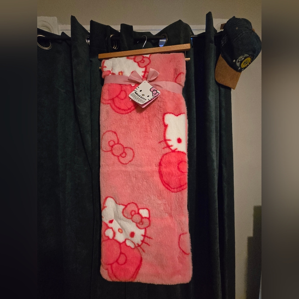 Gorgeous Hello Kitty Faux rabbit fur throw 50 x 70 ! 🩷🤍❤️🩷🤍❤️